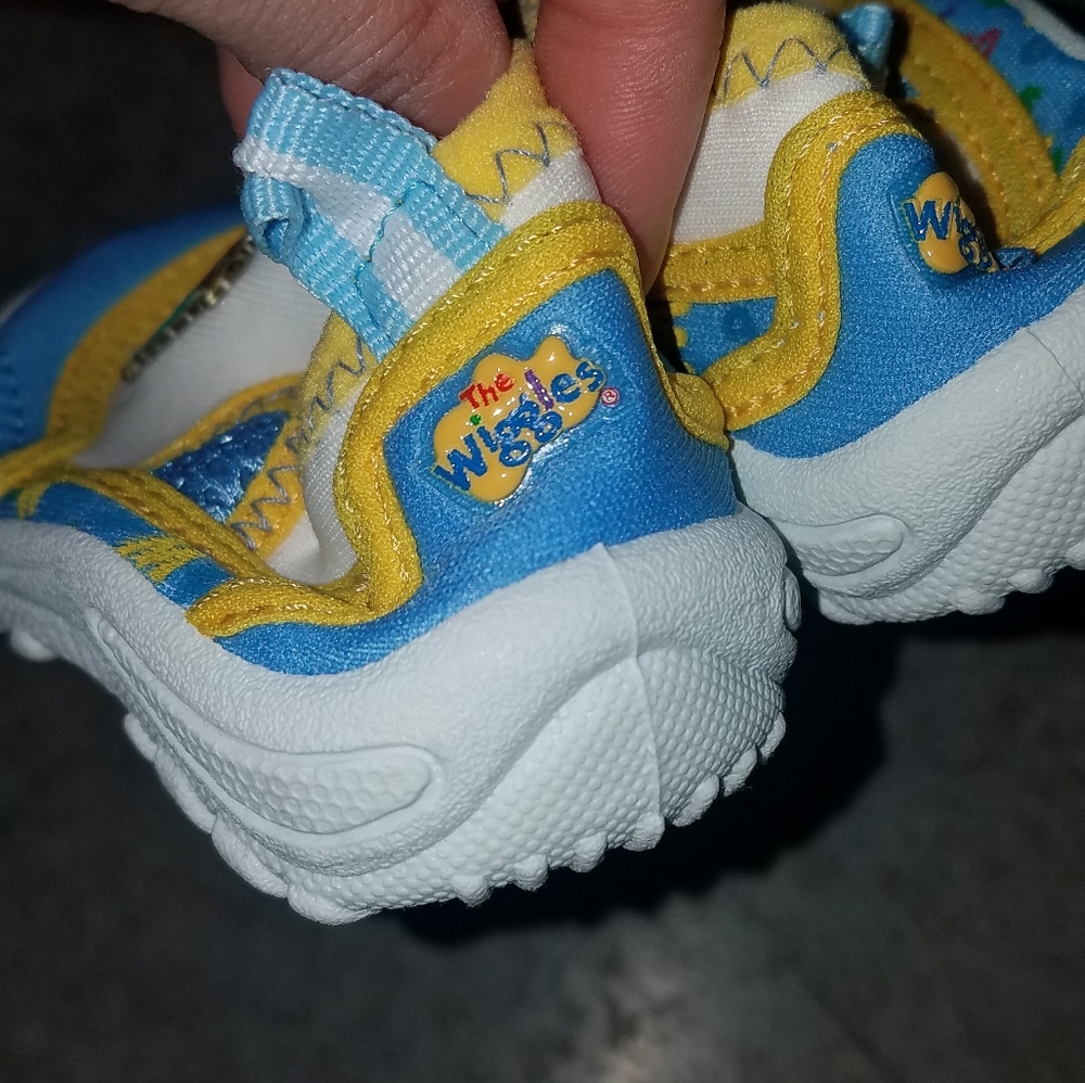 🌟The Wiggles blue water shoes size 2 - Picture 2 of 4